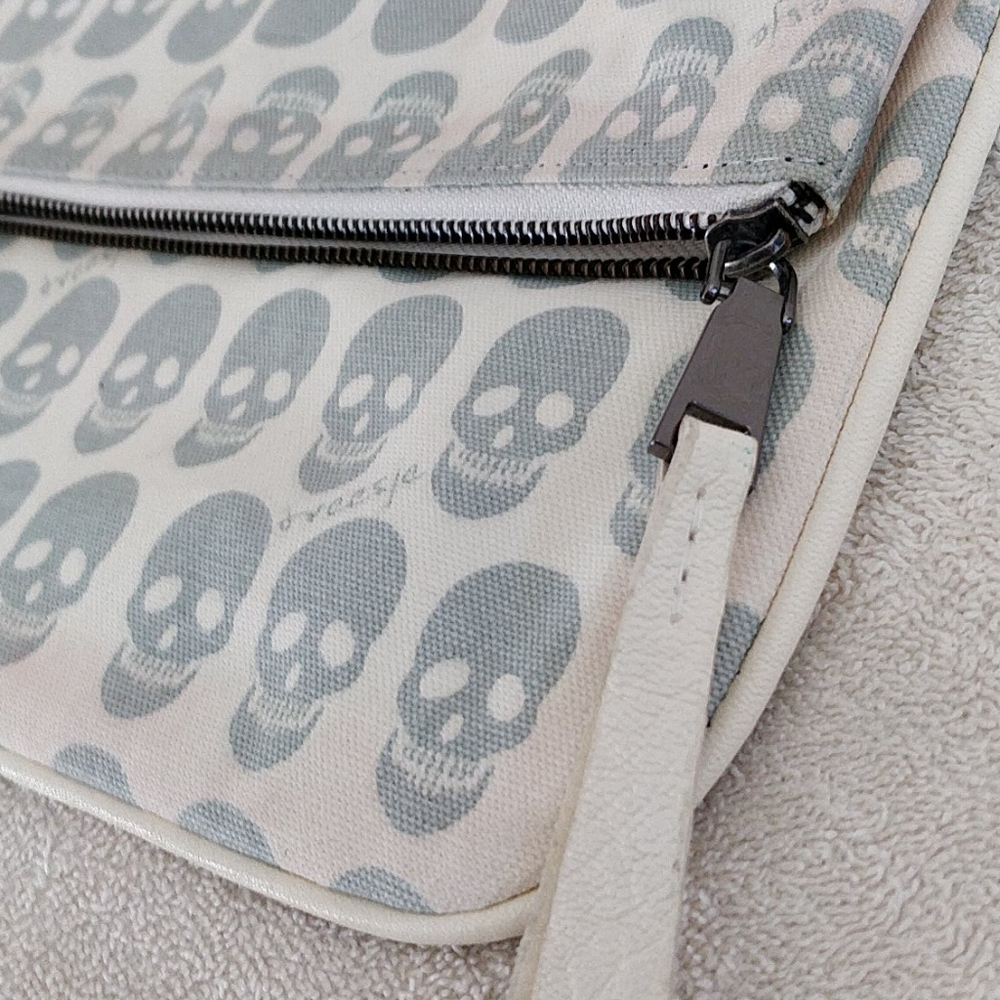 Treesje Fabric Foldover 'Fatal' Clutch w/ Zipper - Picture 3 of 13